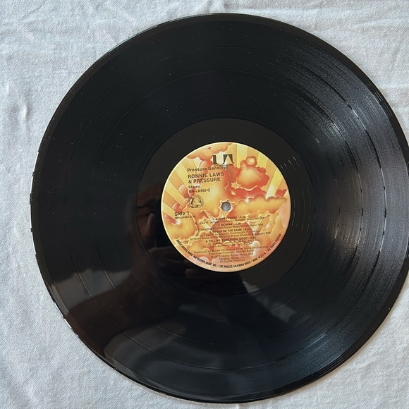 Vintage Vinyl - RONNIE LAWS - PRESSURE SENSITIVE - Picture 3 of 4